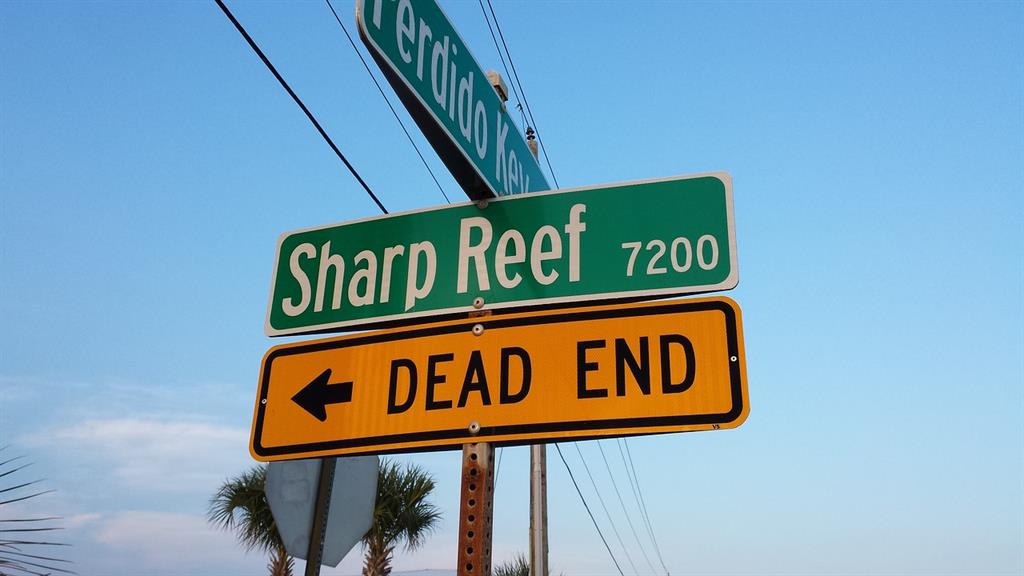 Dead End street sign